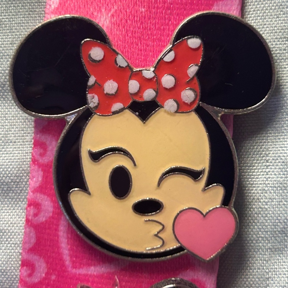 Disney Emoji Blitz Minnie Mouse Winking And Blowing A Kiss Lanyard Trading Pin